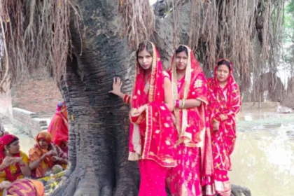 शाहजहांपुर में सुहागिन महिलाओं ने निर्जला उपवास रख पति की लंबी उम्र के लिए की वट वृक्ष की पूजा