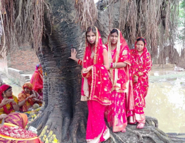 शाहजहांपुर में सुहागिन महिलाओं ने निर्जला उपवास रख पति की लंबी उम्र के लिए की वट वृक्ष की पूजा