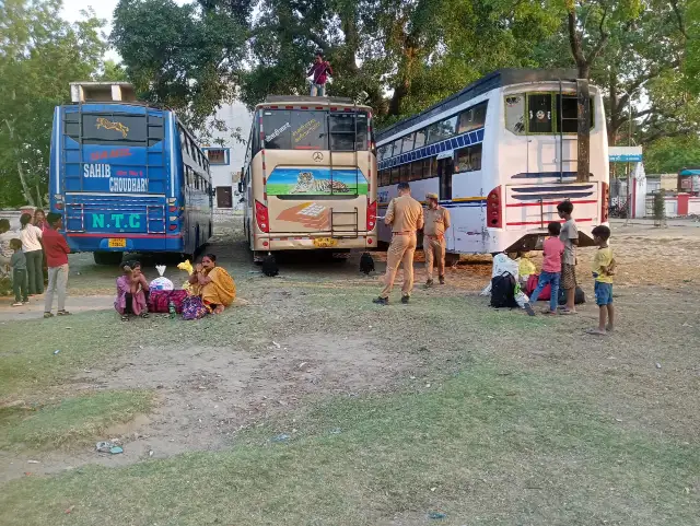 Hardoi News: देश की राजधानी दिल्ली जाने वाली अवैध बसों पर कार्रवाई, बिना फिटनेस 05 बसें सीज