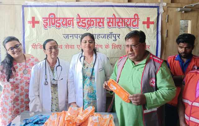 Shahjahanpur News: विश्व मासिक धर्म स्वच्छता दिवस के अवसर पर रेडक्रॉस ने महिलाओं को वितरित किए सैनिटरी पैड