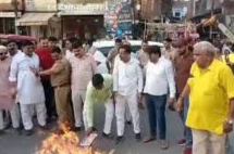 डिप्टी सीएम ब्रजेश पाठक को लेकर की गई टिप्पणी पर विश्व हिंदू महासंघ ने दर्ज कराया विरोध, अखिलेश यादव का फूंका गया प्रतीकात्मक पुतला