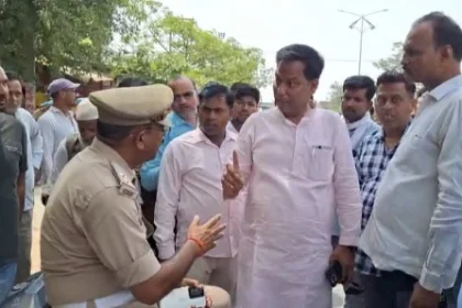 Hardoi News: कार्यकर्ता का चालान करने पर भड़के ब्लॉक प्रमुख, दरोगा को हड़काया