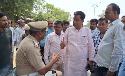 Hardoi News: कार्यकर्ता का चालान करने पर भड़के ब्लॉक प्रमुख, दरोगा को हड़काया
