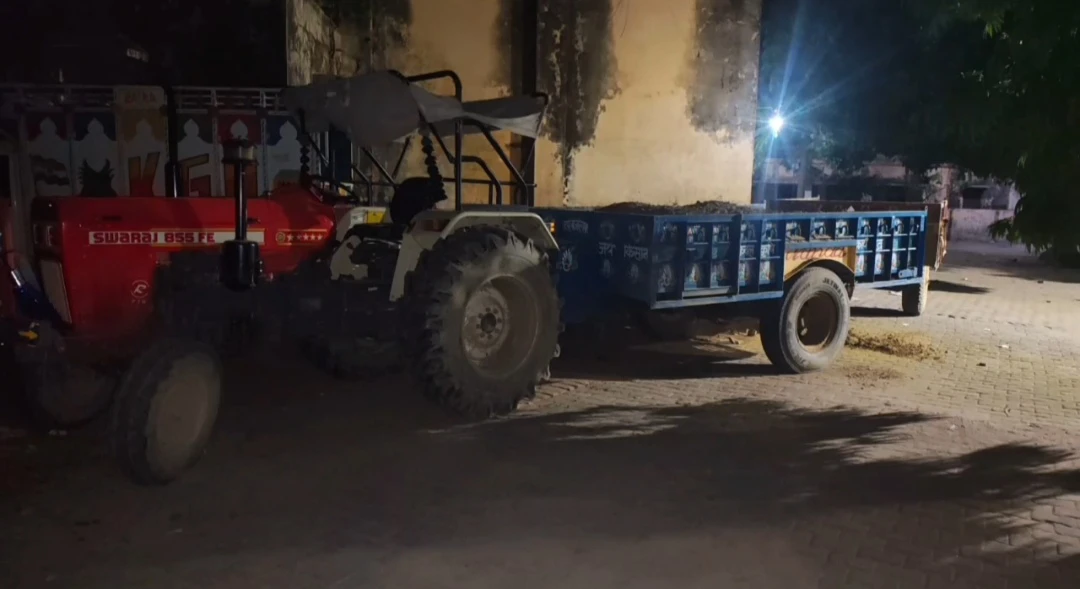 हरदोई के नवादा में मिट्टी खनन करता हुआ एक ट्रैक्टर और दो ट्रालियां पकड़ी गई, सभी को सीज किया गया