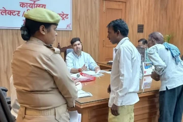 Hardoi News: मौके पर ही बने पात्र बुजुर्गों के आयुष्मान कार्ड : डीएम अनुनय झा