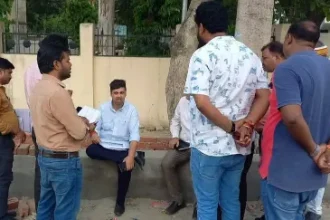 Hardoi News: जिलाधिकारी ने किया कलेक्ट्रेट परिसर के बाहर व अंदर चल रहे निर्माण का औचक निरीक्षण