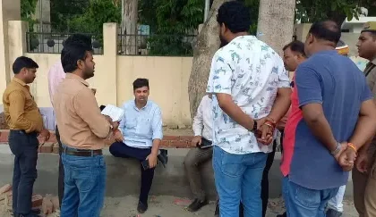 Hardoi News: जिलाधिकारी ने किया कलेक्ट्रेट परिसर के बाहर व अंदर चल रहे निर्माण का औचक निरीक्षण