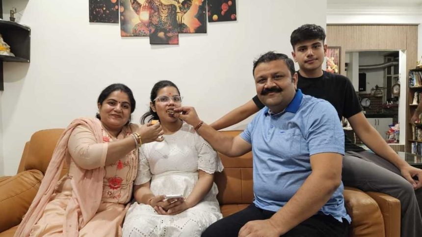 CBSE Board Result 2025: गाजियाबाद की श्लोका उपाध्याय ने 12वीं में हासिल किए 99% नंबर, अब बनना चाहती हैं आईएएस