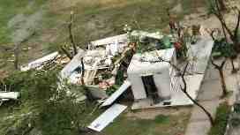 नोएडा में धूलभरी आंधी से तबाही, सेक्टर 151 में सफल स्टोर उड़ा