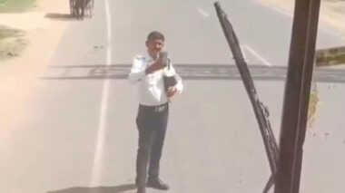 हाथरस में रोडवेज बस में सवार ट्रैफिक सिपाही से किराया मांगना कंडक्टर को पड़ा महंगा, नाराज सिपाही ने बस रोककर कर दिया चालान