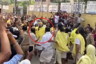 वृंदावन में पदयात्रा के दौरान हादसे से बाल-बाल बचे संत प्रेमानंद महाराज, लोहे का ट्रस गिरने से मची अफरा-तफरी