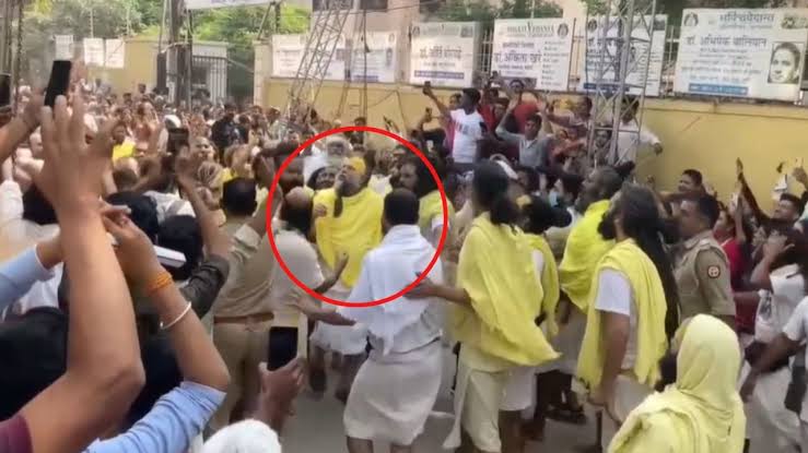 वृंदावन में पदयात्रा के दौरान हादसे से बाल-बाल बचे संत प्रेमानंद महाराज, लोहे का ट्रस गिरने से मची अफरा-तफरी