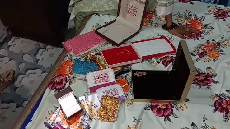 Bahraich News: प्रेम में पागल नौकरानी ने रची चोरी की साजिश, प्रेमी को बाइक दिलाने के लिए उड़ाए 8 लाख के जेवरात और कैश