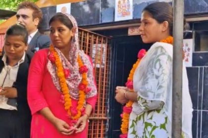 Badaun News: कचहरी परिसर के मंदिर में दो सहेलियों ने की आपस में शादी, सिंदूर और वरमाला के साथ खाईं साथ जीने-मरने की कसमें