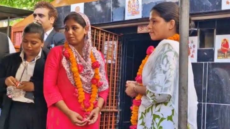 Badaun News: कचहरी परिसर के मंदिर में दो सहेलियों ने की आपस में शादी, सिंदूर और वरमाला के साथ खाईं साथ जीने-मरने की कसमें