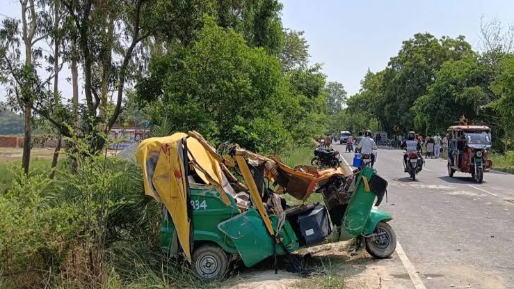 हरदोई में डंपर ने ऑटो में मारी जोरदार टक्कर, भीषण सड़क हादसे में ऑटो सवार 6 लोगों की मौत, 3 लोग घायल