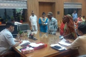 हरदोई डीएम अनुनय झा ने सुनी जनता की समस्याएं, मौके पर ही पेंशन व आयुष्मान कार्ड बनवाया