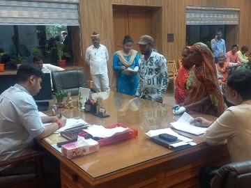 हरदोई डीएम अनुनय झा ने सुनी जनता की समस्याएं, मौके पर ही पेंशन व आयुष्मान कार्ड बनवाया
