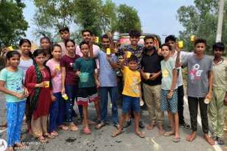 Shahjahanpur News: ज्येष्ठ मास के चौथे मंगलवार पर राहगीरों को पिलाया शरबत