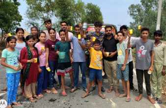 Shahjahanpur News: ज्येष्ठ मास के चौथे मंगलवार पर राहगीरों को पिलाया शरबत