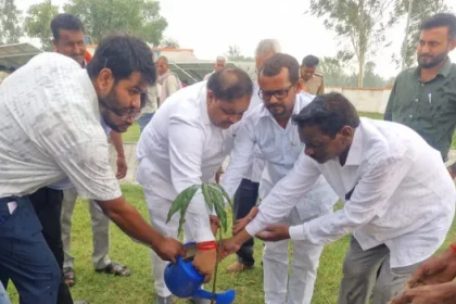 Shahjahanpur News: विधायक ने गांवों में बनी पानी की टंकियों का किया निरीक्षण