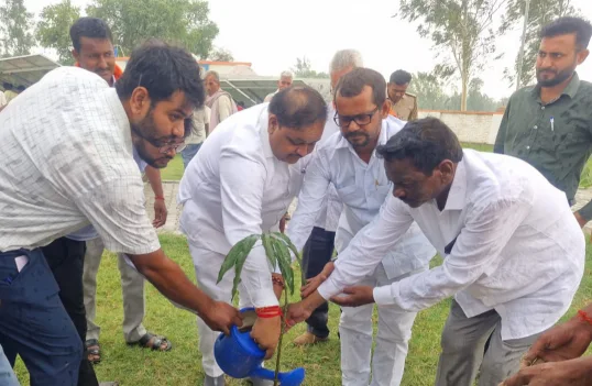 Shahjahanpur News: विधायक ने गांवों में बनी पानी की टंकियों का किया निरीक्षण