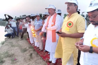 Shahjahanpur News: गंगा दशहरा पर्व के उपलक्ष्य में रामगंगा पर हुई भव्य गंगा आरती