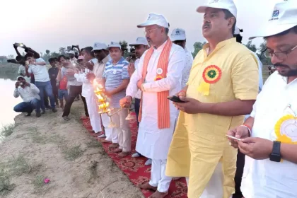 Shahjahanpur News: गंगा दशहरा पर्व के उपलक्ष्य में रामगंगा पर हुई भव्य गंगा आरती