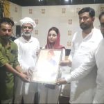 Hardoi News: हरदोई की वायरल रिवॉल्वर रानी अरीबा खान को कांग्रेस जिला अध्यक्ष ने किया सम्मानित, बढ़ाया हौसला