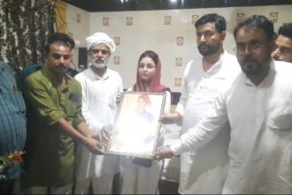 Hardoi News: हरदोई की वायरल रिवॉल्वर रानी अरीबा खान को कांग्रेस जिला अध्यक्ष ने किया सम्मानित, बढ़ाया हौसला