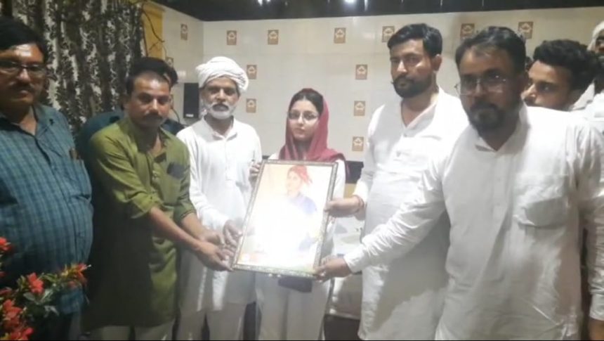 Hardoi News: हरदोई की वायरल रिवॉल्वर रानी अरीबा खान को कांग्रेस जिला अध्यक्ष ने किया सम्मानित, बढ़ाया हौसला