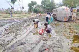 Amethi News: खेत में पलटा रिफाइंड ऑयल से भरा टैंकर, तेल भरने डिब्बे लेकर पहुंचे ग्रामीण