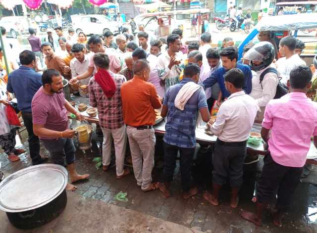 Hardoi News: तीसरे बड़े मंगल पर नगर सहित ग्रामीण क्षेत्रों में गूंजे बजरंगबली के जयकारे