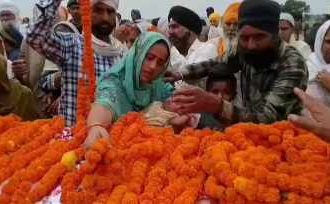 Pilibhit News: शहीद लखविंद्र सिंह को नम आंखों से अंतिम विदाई, गांव में गूंजा "शहीद अमर रहें" का नारा