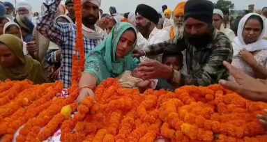 Pilibhit News: शहीद लखविंद्र सिंह को नम आंखों से अंतिम विदाई, गांव में गूंजा "शहीद अमर रहें" का नारा