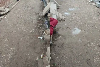 Hardoi News: आदर्श नगर पंचायत के जिम्मेदारों की लापरवाही से मोहल्ले में फैली गंदगी