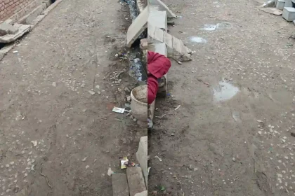 Hardoi News: आदर्श नगर पंचायत के जिम्मेदारों की लापरवाही से मोहल्ले में फैली गंदगी