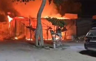 Hardoi News: हरदोई में साड़ियों के शो-रूम में लगी भीषण आग, लाखों का नुकसान