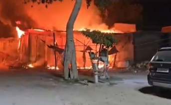 Hardoi News: हरदोई में साड़ियों के शो-रूम में लगी भीषण आग, लाखों का नुकसान