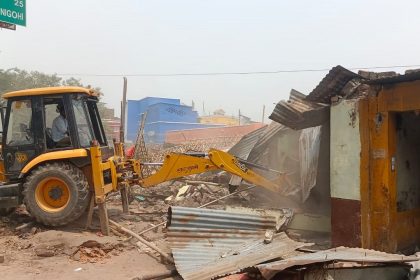 शाहजहांपुर में रोडवेज बस स्टैंड के सामने दुकानदारों से सेना ने खाली कराई अपनी जमीन, दुकानों पर चला बुलडोजर