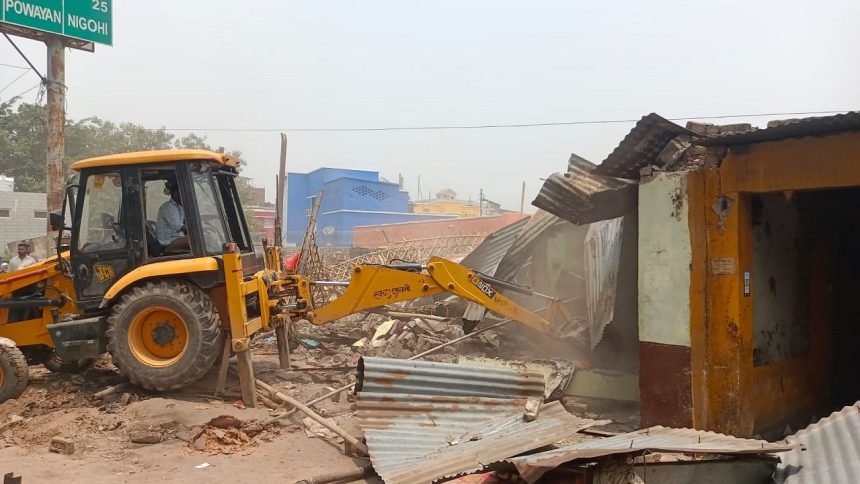 शाहजहांपुर में रोडवेज बस स्टैंड के सामने दुकानदारों से सेना ने खाली कराई अपनी जमीन, दुकानों पर चला बुलडोजर