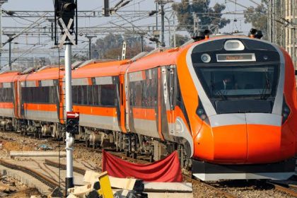 ट्रेन कोई पार्टी हॉल नहीं… कश्मीर की वंदे भारत ट्रेन में मना बच्चे का बर्थडे, मोमबत्ती जलाने पर भड़के लोग