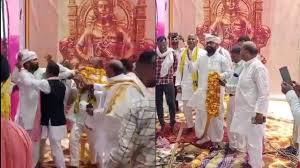 UP News: नेता जी को पहले पहनाई फूलों की माला, फिर थप्पड़ों की कर दी बरसात