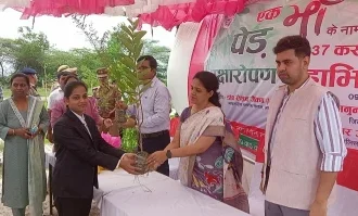 Hardoi News: मंडलायुक्त ने कामीपुर व उदरा पचलाई में किया पौधरोपण