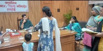 Hardoi News: जनसुनवाई के दौरान अब तक 160 बुजुर्गों के बने आयुष्मान कार्ड