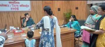 Hardoi News: जनसुनवाई के दौरान अब तक 160 बुजुर्गों के बने आयुष्मान कार्ड