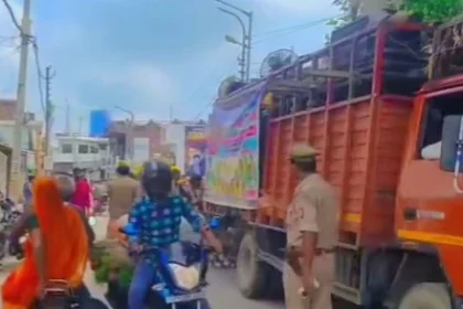 Hardoi News: कांवड़ यात्रा में भोले के संग पुलिस कर्मियों ने घोला देशभक्ति का रंग