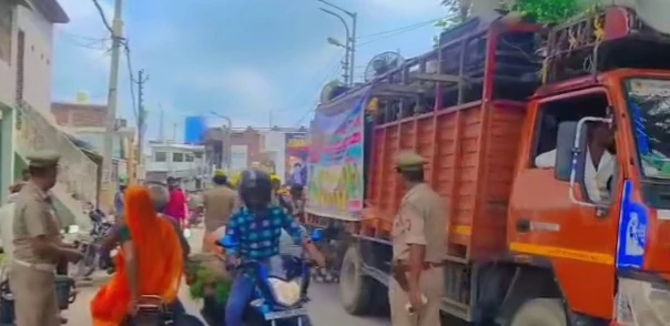 Hardoi News: कांवड़ यात्रा में भोले के संग पुलिस कर्मियों ने घोला देशभक्ति का रंग