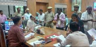 Hardoi News: जिलाधिकारी की अध्यक्षता में हुई उद्योग व व्यापार बंधु की बैठक