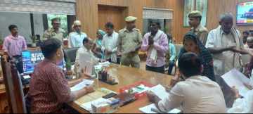 Hardoi News: जिलाधिकारी की अध्यक्षता में हुई उद्योग व व्यापार बंधु की बैठक